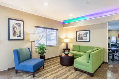 Photo 3 - Comfort Inn South Tulsa - Woodland Hills