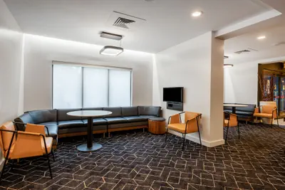 Photo 3 - Courtyard by Marriott Columbus Airport