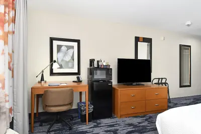 Photo 5 - Fairfield Inn & Suites by Marriott Portland Airport