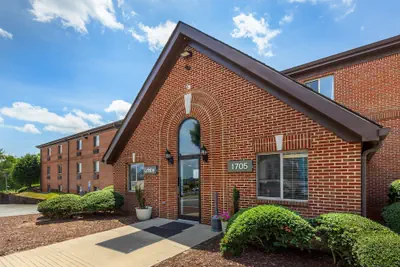 Photo 2 - HomeTowne Studios & Suites by Red Roof Greensboro
