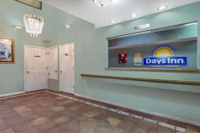 Photo 2 - Days Inn by Wyndham San Antonio