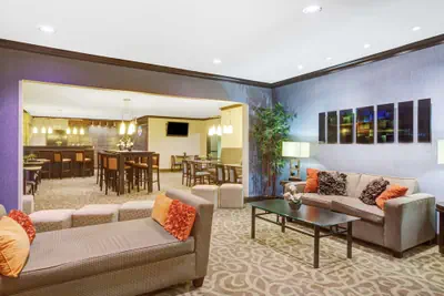 Photo 2 - Baymont by Wyndham Dallas/ Love Field