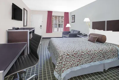 Photo 2 - Days Inn by Wyndham Market Center Dallas Love Field
