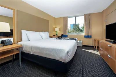 Photo 5 - La Quinta Inn & Suites by Wyndham West Palm Beach Airport