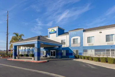 Photo 2 - Days Inn by Wyndham Lathrop