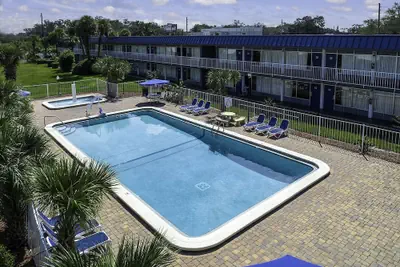 Photo 2 - Days Inn by Wyndham Orlando Downtown