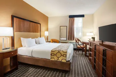 Photo 5 - Belmont Inn & Suites