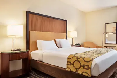 Photo 3 - Belmont Inn & Suites