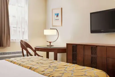 Photo 4 - Belmont Inn & Suites