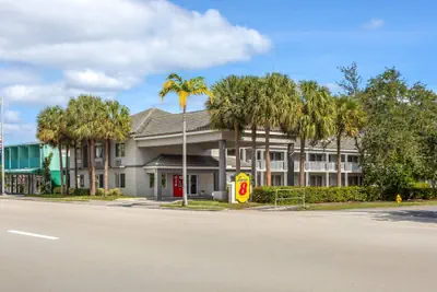 Photo 2 - Super 8 by Wyndham Dania/Fort Lauderdale Arpt