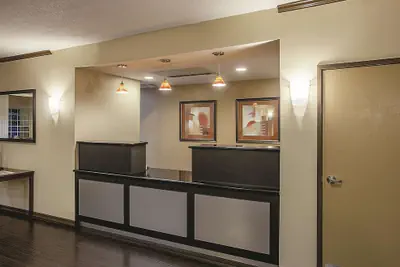 Photo 4 - La Quinta Inn & Suites by Wyndham Davis