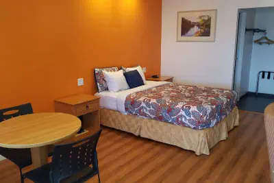Photo 4 - Rodeway Inn Alameda-Oakland