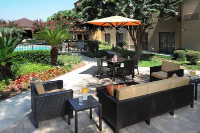 Photo 2 - Courtyard by Marriott Houston Hobby Airport