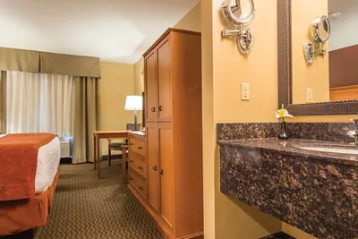 Photo 5 - Best Western Plus Deer Park Hotel & Suites