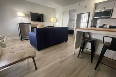Photo 4 - Baymont Inn & Suites by Wyndham Tempe University/Phoenix