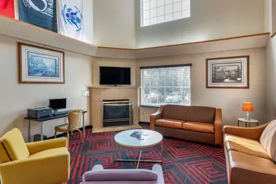 Photo 2 - Econo Lodge North Academy