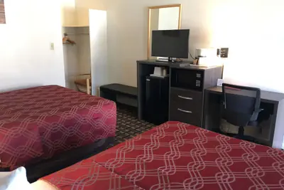 Photo 5 - Econo Lodge Colorado Springs Downtown