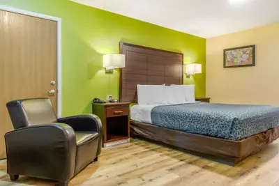 Photo 5 - Econo Lodge West - Coors Blvd