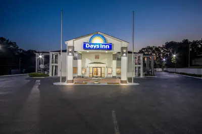 Photo 2 - Days Inn by Wyndham Enterprise