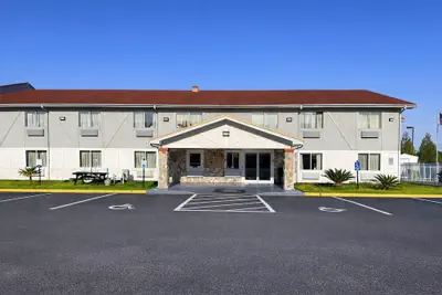Photo 2 - Rodeway Inn & Suites Jacksonville near Camp Lejeune