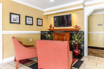 Photo 4 - Rodeway Inn & Suites Jacksonville near Camp Lejeune