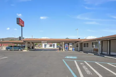 Photo 2 - Econo Lodge Inn & Suites Yreka