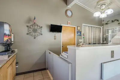 Photo 4 - Econo Lodge Inn & Suites Yreka
