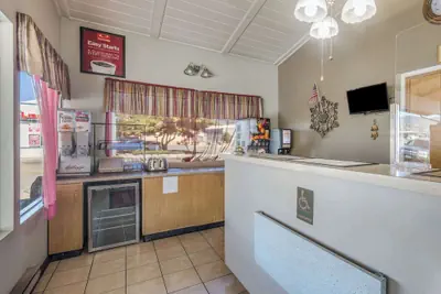 Photo 3 - Econo Lodge Inn & Suites Yreka