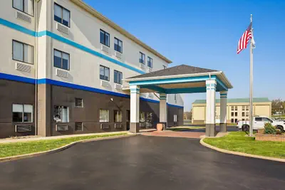 Photo 2 - Days Inn by Wyndham Collinsville/St. Louis