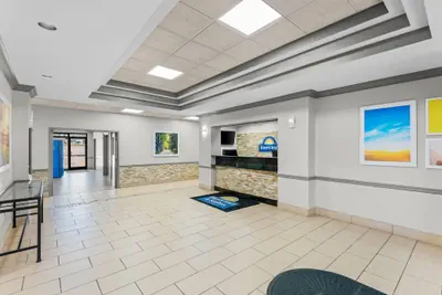 Photo 3 - Days Inn & Suites by Wyndham Cedar Rapids