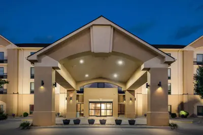 Photo 2 - Days Inn & Suites by Wyndham Cedar Rapids