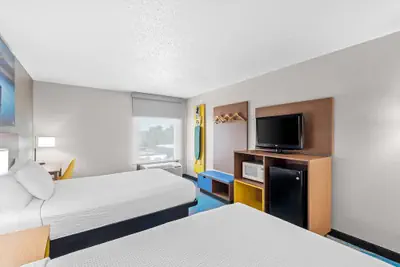 Photo 5 - Days Inn & Suites by Wyndham Cedar Rapids