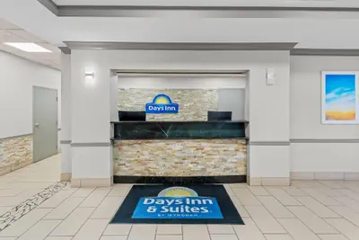 Photo 4 - Days Inn & Suites by Wyndham Cedar Rapids