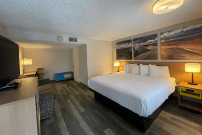 Photo 5 - Days Inn & Suites by Wyndham Port Huron