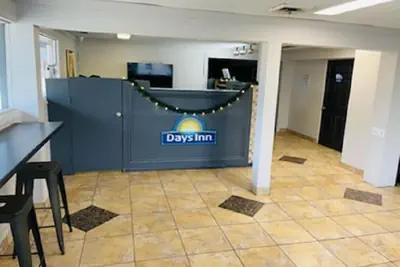 Photo 4 - Days Inn & Suites by Wyndham Port Huron