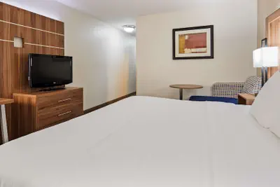 Photo 4 - Best Western Plus Kansas City Airport-KCI East