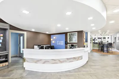 Photo 5 - Holiday Inn Express Atlanta Galleria - Ballpark Area by IHG