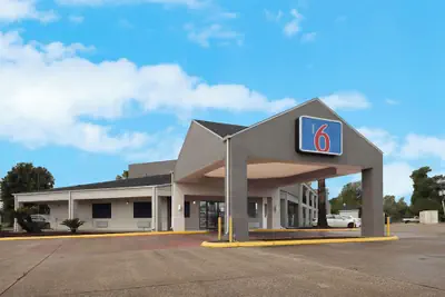 Photo 2 - Motel 6 Lake Charles, LA