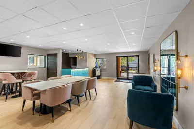 Photo 4 - Days Inn & Suites by Wyndham Peachtree Corners/Norcross