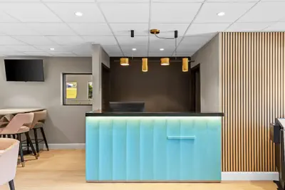 Photo 3 - Days Inn & Suites by Wyndham Peachtree Corners/Norcross
