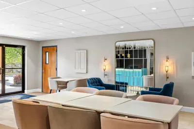 Photo 5 - Days Inn & Suites by Wyndham Peachtree Corners/Norcross