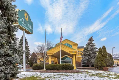 Photo 2 - La Quinta Inn & Suites by Wyndham Appleton College Avenue