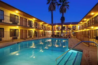 Photo 2 - Studio City Court Yard Hotel