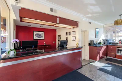 Photo 4 - Studio City Court Yard Hotel