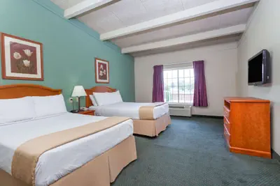 Photo 3 - Days Inn & Suites by Wyndham Lexington
