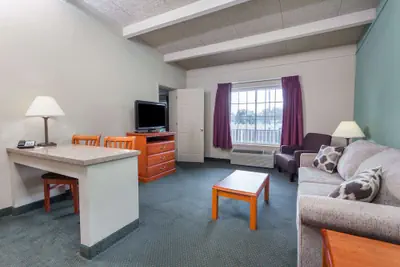 Photo 5 - Days Inn & Suites by Wyndham Lexington