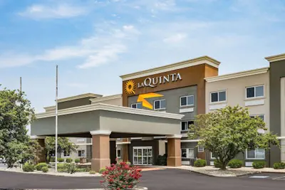 Photo 2 - La Quinta Inn & Suites by Wyndham Evansville