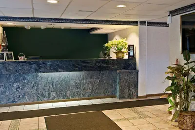 Photo 3 - Americas Best Value Inn & Suites Waukegan Gurnee