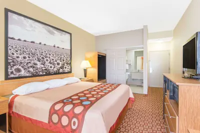 Photo 5 - Super 8 by Wyndham Wichita South