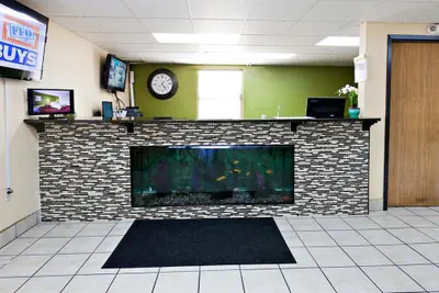 Photo 2 - Days Inn by Wyndham Park City Kansas